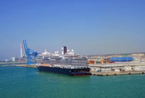 Nave Holland America nel porto di Civitavecchia